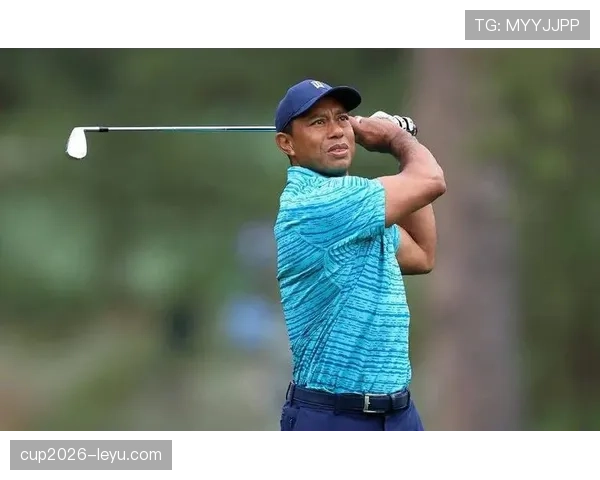 泰格伍兹这身装备，真是土豪界的另类哈佛毕业生啊！