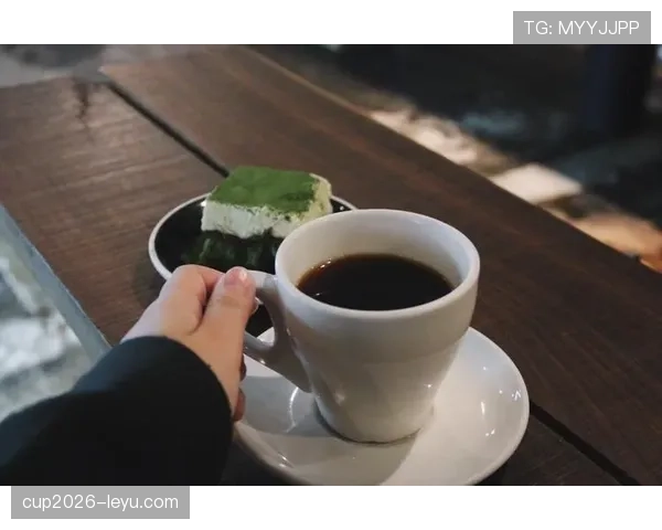 惠若琪退役后这生活也太松弛了吧，晒太阳喝咖啡像在演偶像剧